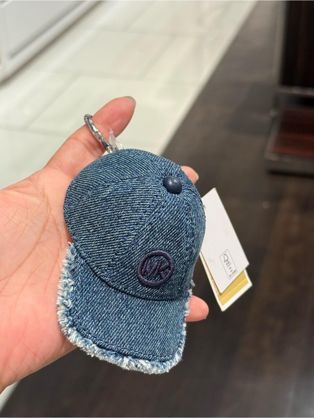MICHAEL KORS Colgante para bolso de gorra de béisbol en denim